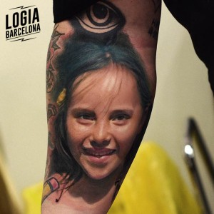 tatuaje_brazo_niña_indigena_logia_barcelona_karol_rybakowski 